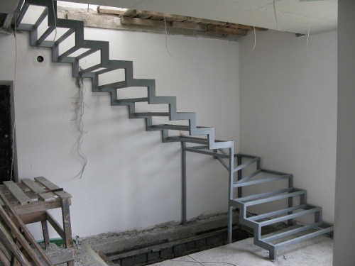 Как сделать металлическую лестницу на второй этаж - просто о сложном