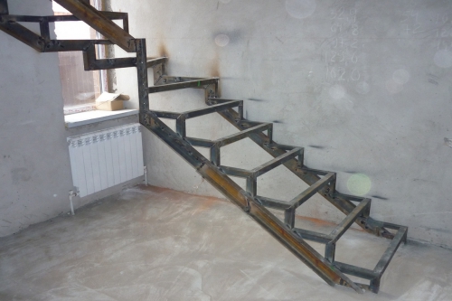Как сделать металлическую лестницу на второй этаж - просто о сложном