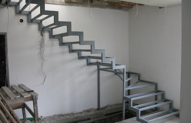 Как закрепить ступени на металлической лестнице - делаем правильно