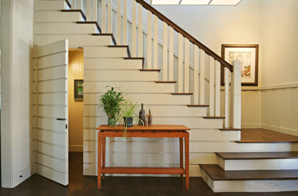 Кладовка под лестницей в частном доме - как сделать