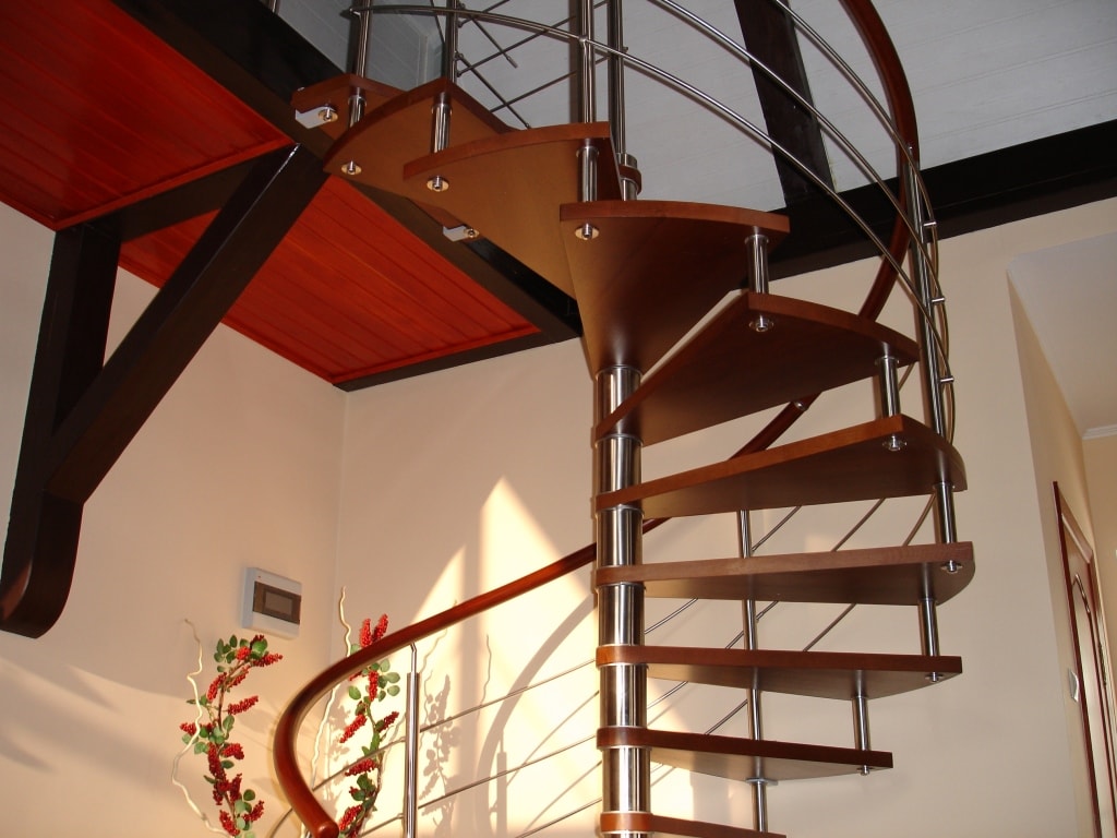 Винтовая деревянная лестница на второй этаж - советы