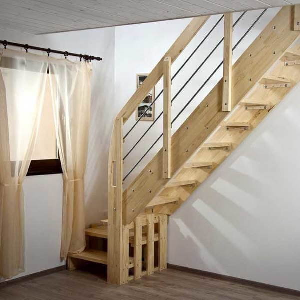 Компактная лестница на мансарду в маленьком доме - подробно