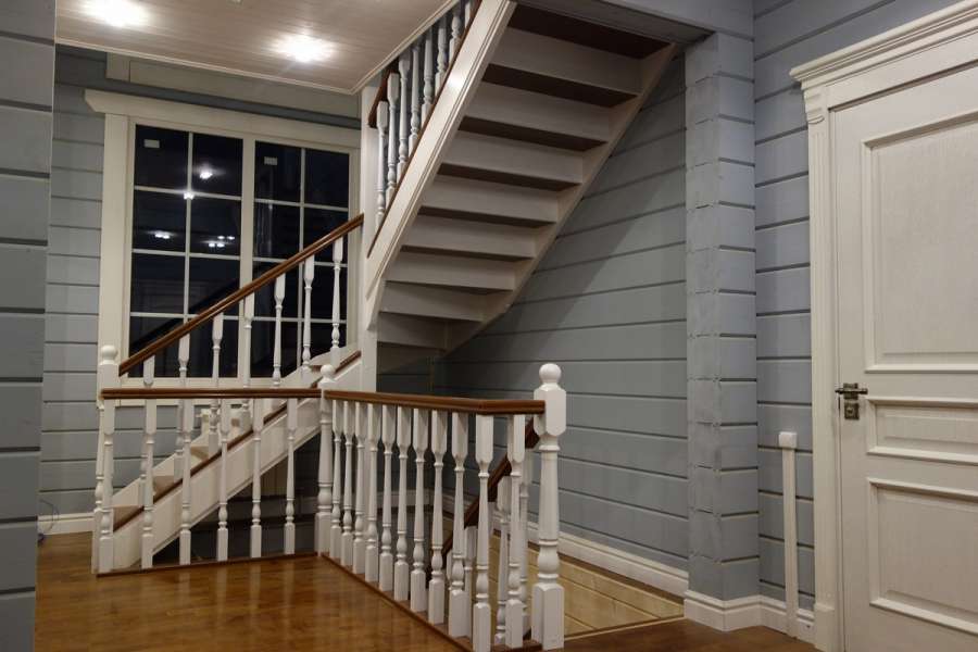 Лестница в деревянном доме на второй этаж - советы
