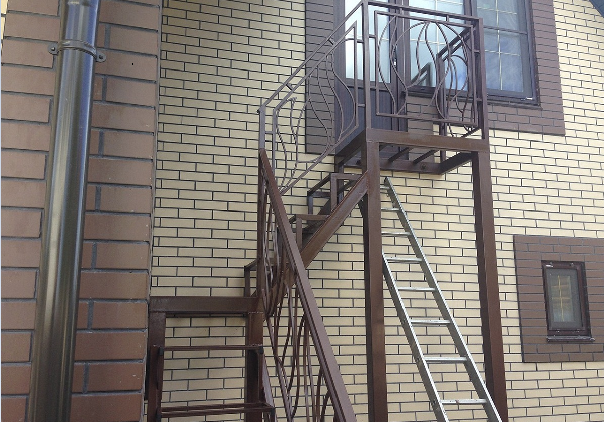 Лестница в дом с улицы из металла - быстро и легко