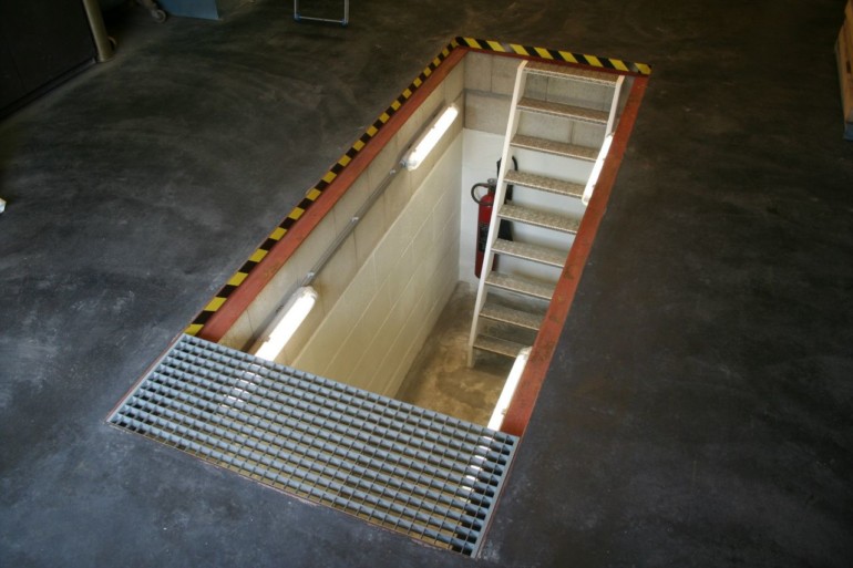 Лестница в смотровую яму: варианты конструкции