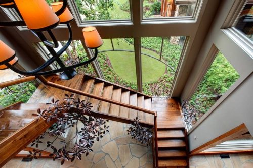 Окно над лестницей в частном доме - как сделать