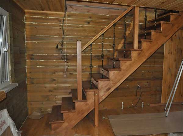 Перила лестницы дачного дома для надежности - как сделать