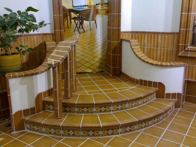 Плитка на ступени лестницы в доме - подробно