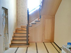 Полки под лестницей в частном доме - быстро и легко