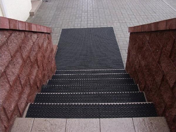 Резиновое покрытие для лестницы на улице - подробно