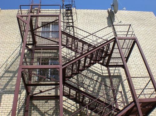 Требования к пожарным лестницам на зданиях - делаем правильно
