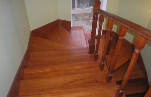 Чем обработать деревянные ступени лестницы в доме - как сделать