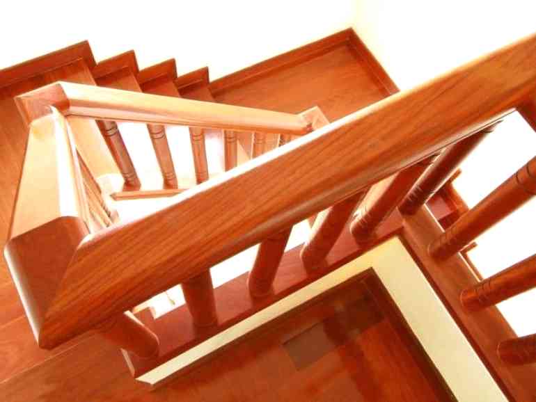 Чем обработать деревянную лестницу внутри дома - методы